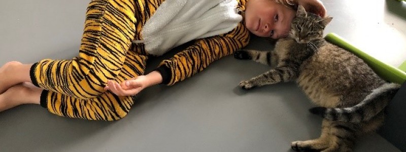 Cleo met kind knuffelen