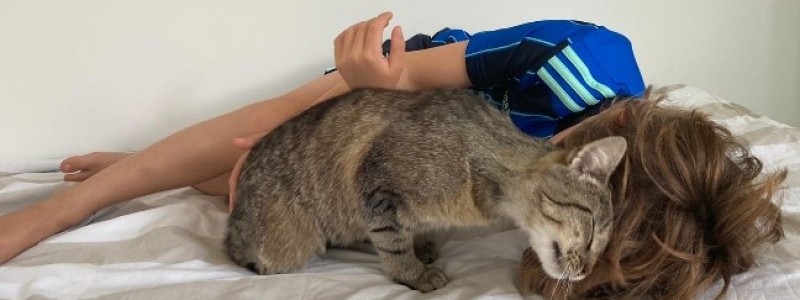 Cleo met kind knuffelen