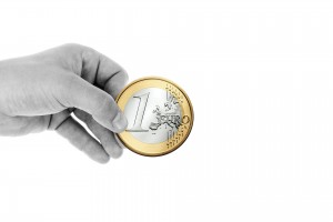 Hand houdt euro vast